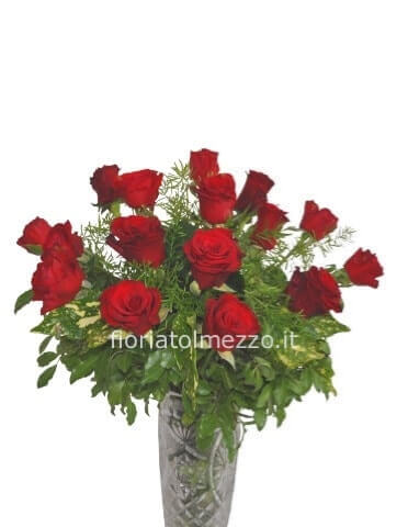 Bouquet di roselline rosse confezionato.